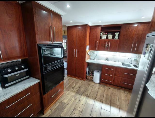 2 BEDROOM TOWNHOUSE FOR SALE IN PROTEA PARK